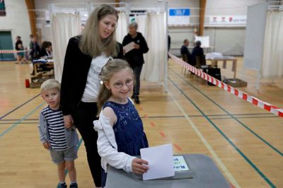 Laura fik lov til at putte stemmesedlen i stemmeurnen, mens mor Kristina Rasmussen og lillebror Villum kigger på. ????Foto: Henrik Ole Jensen