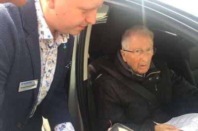 Frede Eybye, Videbæk, afgiver sin stemme i bilen. To valgtilforordnede har taget en lille stemmeboks med ud foran Westergaards Hotel for at sørge for, at Frede Eybye kan stemme. Her er det Jens Højland (V), mens Hans Pedersen (KD) står i beredskab uden for fotoet. ?Foto: Ole Skydt