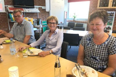 Jesper Leding, Marianne Ravnholt og Lene Leding er blandt de valgstyrere og valgtilforordnede, der afvikler valget i Aulum Fritidscenter i løbet af onsdagen. De mødte klokken syv og har fri lidt før midnat. ?foto: Henrik Lind Jørgensen