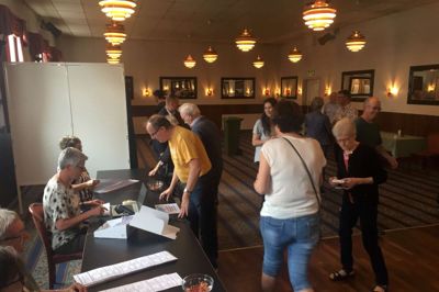 Blandt andet i Videbæk bliver der stemt meget fra formiddagen af på valgstedet på Westergaards Hotel. Foto: Ole Skydt