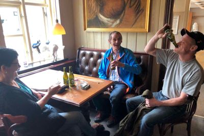 Anette Kristensen, Henry Nissen og Pau Kim Larsen fik en øl eller to, inden de skulle stemme. ?foto: Henrik Lind Jørgensen