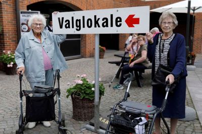 Mona Hansen og Esther Pedersen på vej ud til den ventende taxa foran kongrescentret. De to seje damer er henholdsvis 93 og 98 år. ? Foto: Henrik Ole Jensen