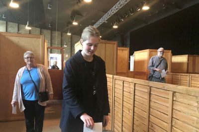 Signe Lind har bestemt sig for et parti og lægger sin første folketingsstemme i en valgurne. ?Foto: Christina Yoon Petersen