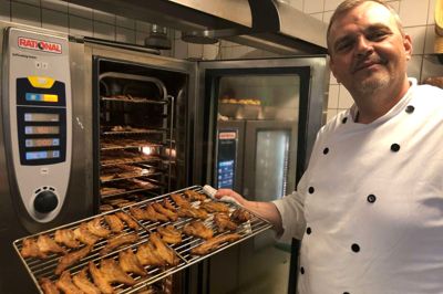 Køkkenchef Jan Møhl forbereder (valg)dagens ret til 70-80 personer. Færre end hver 10. spiser på hotellet. Resten tager det med hjem. ?foto: Henrik Lind Jørgensen