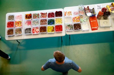 Slik rimer på gymnastik, og Brian Pedersen har godt salg i boden i anledning af grundlovsstævnet. ?foto: Flemming Hansen