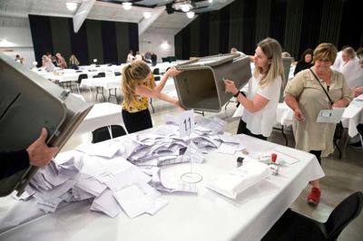 Stemmeoptællingen er i gang i Herning Kongrescenter.
Foto: Tom Laursen