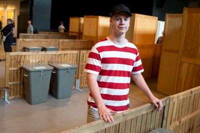 Oliver Dyrholm Hansen var en af de sidste, som puttede en stemme i de grå valgbokse. ?Foto: Tom Laursen