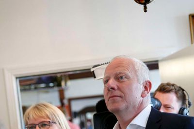 Kristian Andersen tidligt på valgaftenen. Tallene blev studeret. Foto: Flemming Hansen