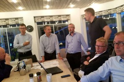 Kenneth Mikkelsen til højre følger valgets resultater på fjernsynet, mens vælgerforeningens medlemmer forsøger at fiske personlige stemmetal ind fra andre valgkredse. ?foto: jesper wind