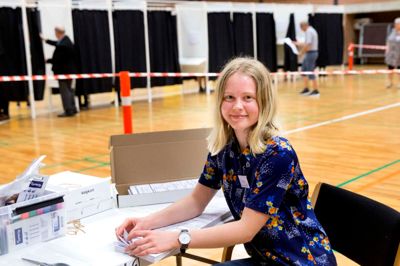 Julie Lund brugte en fridag som junior tilforordnet i Brande Hallerne. ?Foto: Tom Laursen