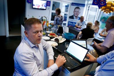 Personligt har Dennis Flydtkjær fra Snejbjerg lidt at smile ad. De personlige stemmer afgjorde, at han fik det eneste mandat for Dansk Folkeparti i Vestjyllands Storkreds, og dermed sikrer han sig en ny periode i Folketinget. ?Foto: Flemming Hansen