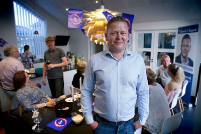 Personligt har Dennis Flydtkjær fra Snejbjerg lidt at smile ad. De personlige stemmer afgjorde, at han fik det eneste mandat for Dansk Folkeparti i Vestjyllands Storkreds, og dermed sikrer han sig en ny periode i Folketinget. ? Foto: Flemming HAnsen