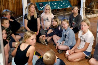 Museumsinspektør Julie Lolk omgivet af det første kuld helte. ?Foto: Flemming Hansen