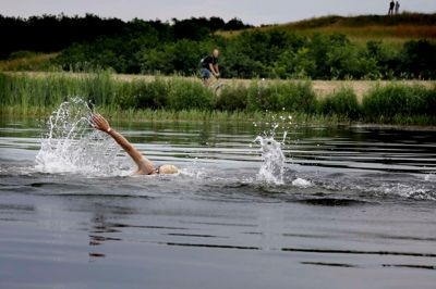 Ferskvandet i Fuglsang Sø plejer at skabe en ekstra udfordring for triatleterne ved Challenge Herning, der efter de våde strabadser fortsætter på cyklen, inden dagen rundes af med løb og opløbsstrækning på Torvet. ? Foto: Henrik Ole Jensen