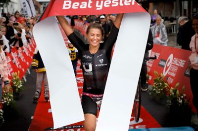 30-årige Sara Svensk krydsede lørdag eftermiddag målstregen på Torvet som vinder af årets udgave af triatlonracet Garmin Challenge Herning.? Foto: Henrik Ole Jensen