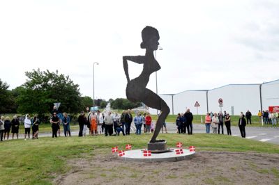 Damen der varmede sin ende over ilden står nu og troner i Nørre Snede. Foto: Jacob Hove