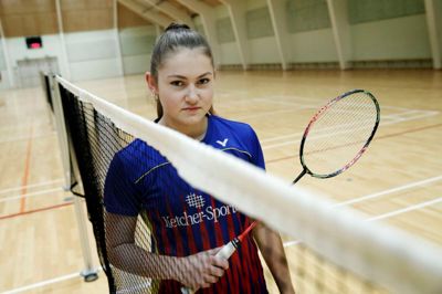 16-årige Laura Fløj Thomsen flyttede sidste år til Ikast for at forbedre sine evner som badmintonspiller. I den kommende sæson kan den unge nordjyde, som allerede kan kalde sig for dansk mester, debutere for IFS' førstehold i den næstbedste række, 1. division.? Foto: Flemming Hansen