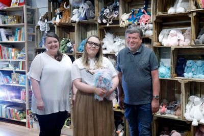 Familien Krogh Ritter i deres legetøjsbutik Børnenes Kartel i herningCentret. De er fra venstre Heidi Ritter, datteren Julie Ritter og Torben Krogh. ?Foto: Henrik Ole Jensen