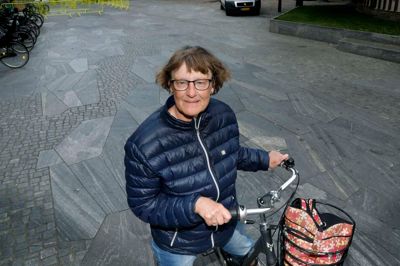 Anne-Marie Andersen, 65 år, fra Herning og dagplejer:
- Æv! Men det kan blomsterhandleren jo ikke gøre for. Jeg skulle ned at købe en blomst til en bekendt, der er syg. Man får simpelthen de bedste buketter her, så derfor cykler jeg gerne lidt ekstra for det.