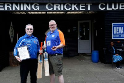 Robert Slator (t.h.) er formand for Herning Cricket Club og hilser Ikast Cricket Club og formand Tony Sharma velkommen. De to klubber vil i vid udstrækning arbejde sammen. Foto: Henrik Ole Jensen