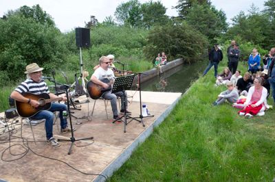 Det lokale folkband Bjarola gav koncert på kanalen. Fra venstre er det Peder Stærk, Robert Simonsen og Bjarne Nøreng. ?foto: Tom laursen