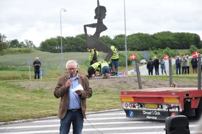 Formanden for Nørre Snede Lokalråd, Hans Jørgen Jensen, er glad for den opmærksomhed, skulpturen har vakt, for den betyder, at ingen nu er i tvivl om, hvor Nørre Snede ligger. ?Foto: Jacob Hove