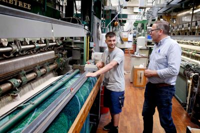 Magnus Thomsen (t.v.) var med egne ord groet fast i et liv på kontanthjælp, inden han fik chancen med en fastansættelse hos tæppeproducenten Dansk Wilton. Produktionsleder Kenneth S. Hansen (t.h.) understreger, at der ikke er taget særlige hensyn, og at Magnus med sin indstilling og arbejdsomhed lynhurtigt blev accepteret af de erfarne kolleger på holdet. ? Foto: Flemming Hansen
