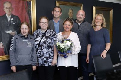 Elever og lærere fra Ungdomscenter Knudmosen modtog 25.000 kroner, blomster og et stort tillykke i byrådssalen af Eva Kanstrup, teknisk direktør (t.h.), da de vandt Herning Kommunes Innovationspris 2019. Foto. Henrik Ole Jensen