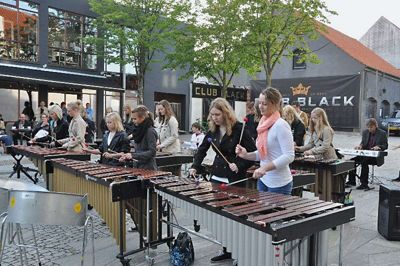 Herning Musikskole har nogle meget dygtige marimbaspillere, som her ses ved en tidligere lejlighed. På fredag er musikskolen vært for en stor, regional marimbafestival på Torvet, hvor arrangørerne også byder på showdans til sydamerikanske rytmer. Foto: Privatfoto