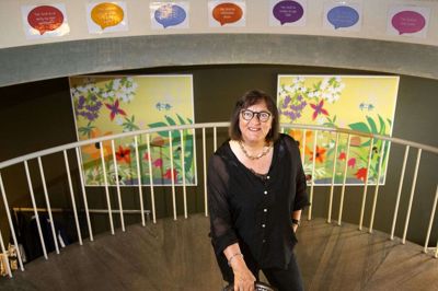 Ved sommerfesten for elever og forældre på Parkskolen torsdag eftermiddag siger Krista Forum Bach farvel som leder af friskolen. Hun har været med siden etableringen i 2006. I sidste uge afsluttede hun en fireårig psykoterapeutuddannelse og åbner efter sommerferien egen klinik. Foto: Tom Laursen