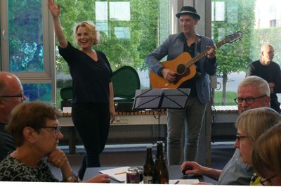 Louise Noes og Jens Ottosen synger for til fredagens beer choir. Foto: Privatfoto