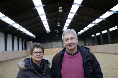 Daglig leder Gitte Eriksen og formand Peter Nowack glæder sig over, at Holing Ridecenter kan fejre 25-årsjubilæum. Foto: Flemming Hansen