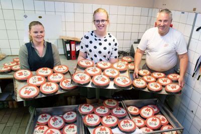 Skolegades Bageri har lavet en speciel jubilæumskage, i anledning af at Herning Folkeblad fylder 150 år. Fra venstre er det Vibe Armens, Maja Andersen og Alix Bitsch. Foto: Tom Laursen Tom Laursen