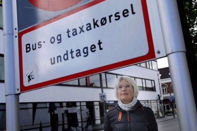 Bente Moltrup fik sig noget af et chok, da hun gik i sine egne tanker og stødte ind i et skilt, der hænger alt for lavt på et fortov. Foto: Henrik Ole Jensen