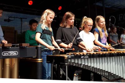 Hammerum Marimba Orkester lagde ud med en Poul Kjøller-sang. Det er Vigga Binderum Damm til højre på den forreste marimba. Foto: Henrik Øster-Jørgensen