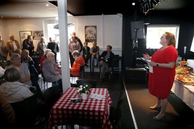 Team Teatret markerer de 50 år med stor jubilæumsfest hele dagen. Dorthe Bebe taler til de mange fremmødte gæster. Foto: Flemming Hansen Flemming Hansen