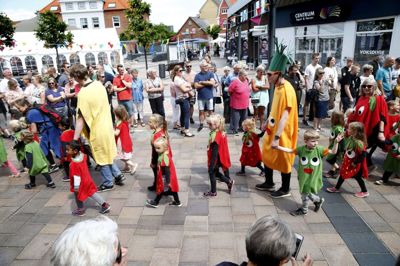Byens børn går i forbindelse med Brande Marked i et optog op gennem hovedgaden og slutter på Torvet. I år kan den tradition fejre 10-årsjubilæum. Foto: Flemming Hansen