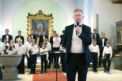 Mads Bille introducerer Herning Kirkes Drengekor ved forrige søndags store koncert i anledning af Den Jyske Sangskoles første 20 år. Foto: Tom Laursen