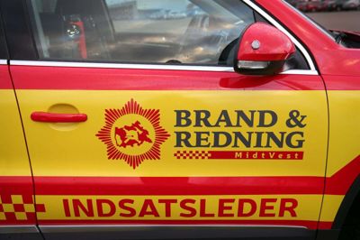 Fastrupvej var spærret under slukningsarbejdet, da en person brændte. Det medførte kortvarigt kø. Ingen kom til skade ved episoden, oplyser indsatsleder Peter Kristensen fra Brand & Redning. Foto: Flemming Hansen