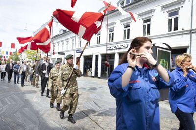 Det var kun lykkedes at få tre faner med til faneoptoget gennem Bredgade, men flot så det nu ud alligevel. Foto: Tom Laursen