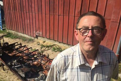 Der blev stegt fire lam til Kildemarkedet i år. Det var Karl Rasmussen, der igen havde styr på den del af festen. Foto: Rasmus Viuff Af Rasmus Viuff