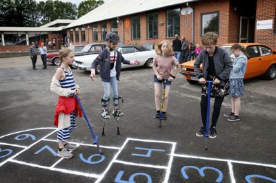 KFUM og KFUK havde legetraileren med til Friskolen Asgaards skolegård. Så var der både stylter, kænguru-stylter og meget andet af muntre sig med. foto: Flemming Hansen Flemming Hansen