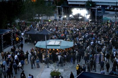 Da Benal gik på, var Kousgaards Plads allerede godt proppet. Der kom mange flere, og den lille bar i forgrunden kom under pres. Foto: Flemming Hansen Flemming Hansen