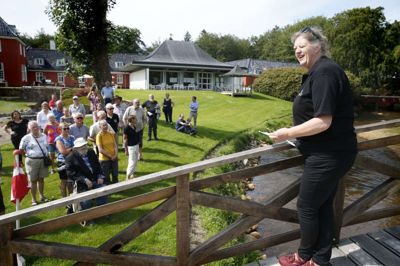Haven ved Skarrildhus har undergået en forandring, da vandløbet er blevet dobbelt så bredt. Der er også kommet to nye broer, og havens berømte rododendroner er blevet flyttet flere steder. Kirsten Secher Villumsen, direktør hos Skarrildhus, bød velkommen fra træbroen. foto: Flemming Hansen Flemming Hansen