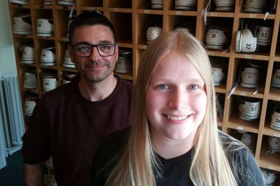 Line Mia Jensen er vokset op med bowling. Hendes bedsteforældre skabte Herning Bowlingcenter, og som senior skal hun spille for bowlingklubben »Lucky«, hvor hendes mor, mormor, søster og tante også spiller. Hun har lovet at hjælpe ungdomsleder Ole Kristensen med at træne den nye generation af bowlingspillere. foto: jesper wind