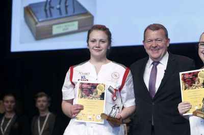 Louise Nyby Lisberg (t.v.) og Ida Kaalund er i dag uddannede SOSU-assistenter. Her ses de med Lars Løkke Rasmussen (V) efter i 2018 at have vundet DM i Skills i deres kategori. Foto: Flemming Hansen Flemming Hansen