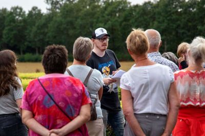 Samlingschef Jesper Meyer Christensen viser rundt i Hernings tekstilhistorie 4. juli. Foto: Museum Midtjylland