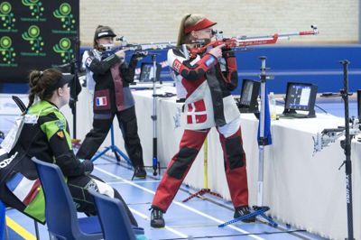 Rikke Mæng (t.h.) fra Sunds hører til verdenseliten i riffelskydning. Sidste år vandt hun to VM-medaljer og en EM-medalje med det danske landshold. Nu sigter den 28-årige skytte mod gode resultater ved European Games i Hviderusland. Foto: Tom Laursen