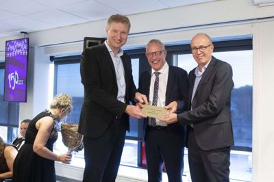 Herning Folkeblads Fond uddelte i går fire priser på 150.000 kroner. Blandt modtagerne var Sportscampus Ikast-Brande - her repræsenteret af Torben Østergaard (t.v.) og Jan Rahbek. I midten fondsbestyrelsesmedlem Niels Viggo Malle. Foto: Tom Laursen