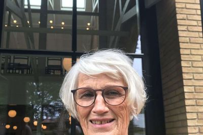 Hanne Schmidt, pensionist, bor i Lind: - Jeg bor næsten lige ved siden af og har været med alle gangene. Det er fantastisk at være her. Jeg er ikke med hele dagen, men plejer at være her omkring halvdelen af dagen. Voxpop Højskolen Skærgården